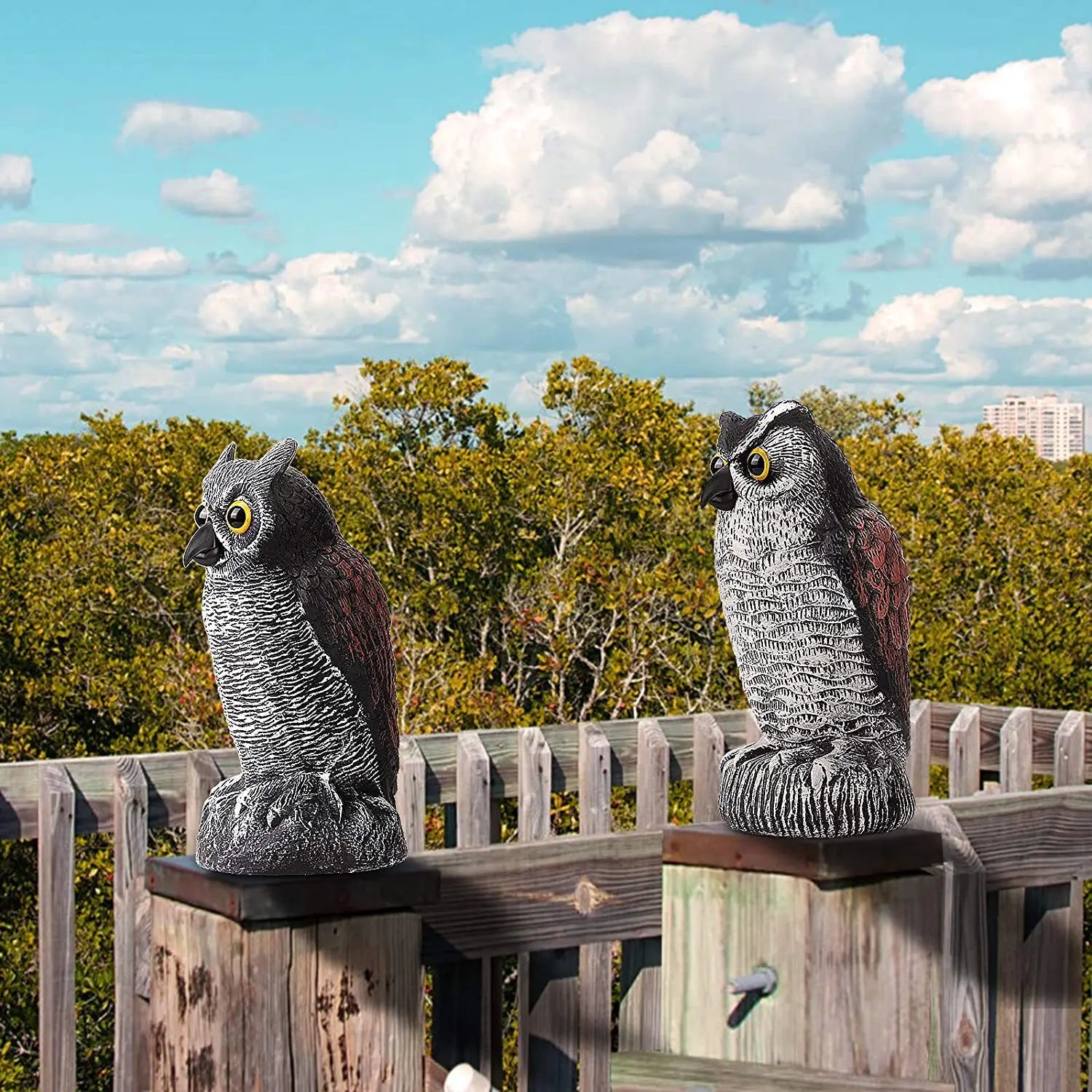 Simulated owl outdoor gardening bird-scaring and rat-repelling decorative item, a shaking animal resin owl handicraft